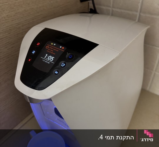 מכונת מים עם כוס מתחת לברז